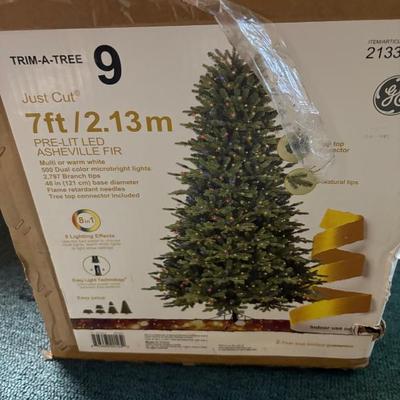 Sale Photo Thumbnail #199: pre lit tree $40