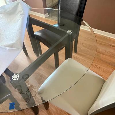 Glass Dinning Room Table W 4 Chairs. 54in Round 