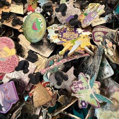 Sale Photo Thumbnail #415: DISNEY PINS