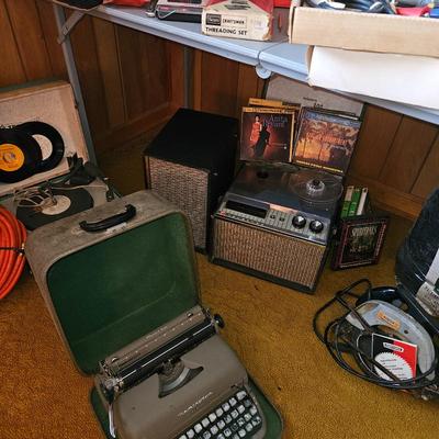 Sale Photo Thumbnail #73: vintage Typewriter