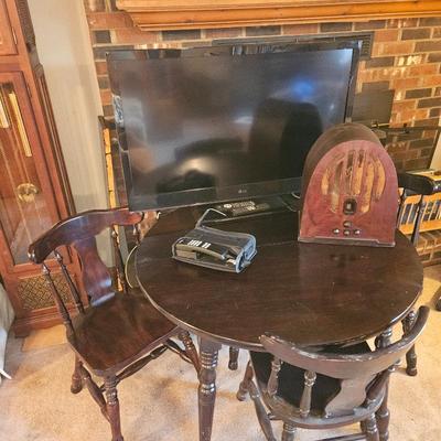 Sale Photo Thumbnail #31: Table w/leaf and 6 chairs, Antique Radio