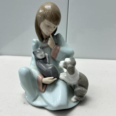 Sale Photo Thumbnail #213: Vintage LLadro porcelain figurine. Titiled "Cat Nap" 1989. 