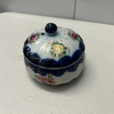 Sale Photo Thumbnail #227: Vintage small lidded trinket dish. 