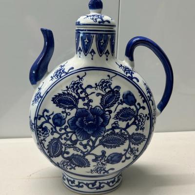 Sale Photo Thumbnail #262: Vintage lidded decorative blue and white teapot. 