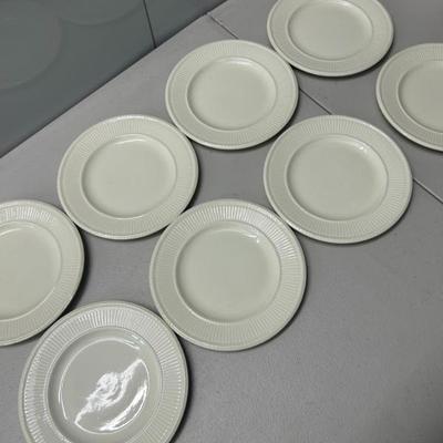 Sale Photo Thumbnail #146: Set of 8 Wedgwood "Etruria & Barlaston" bread and butter plates. 