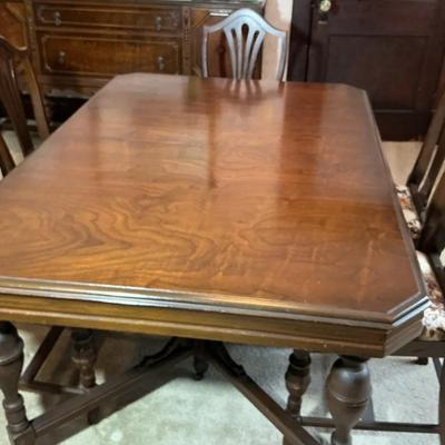 Mahogany Dining Room Table with 6 Chairs