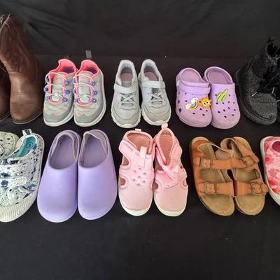 Lot 251: Girls Shoes Sz 9  ( Both Boots Are Sz10)