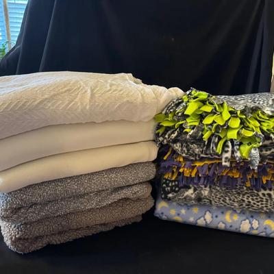 Lot 230: Bedroom Blankets Assorted Sizes 