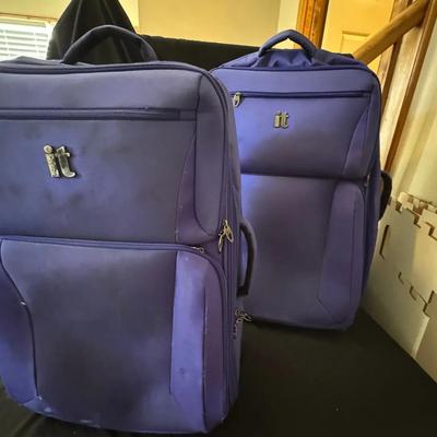 Lot 207: It Luggage 2 Pc Set 