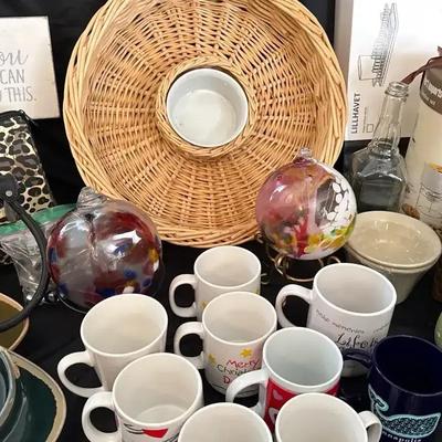 Lot 113:  Mixed Home Decor & Kitchen Lot – Mugs, Baskets, Art Glass, Ceramic Bowls, Bags & More 