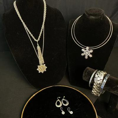 Silvery Set Of Jewlery 