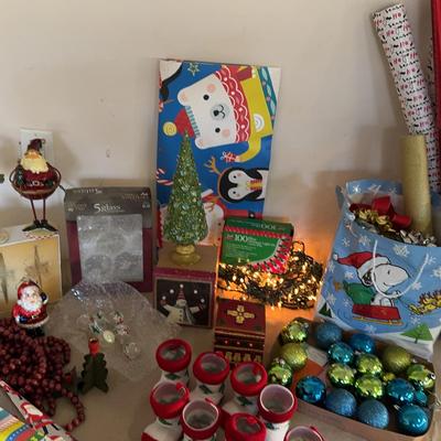 Christmas Decorations And Gift Wrapping 