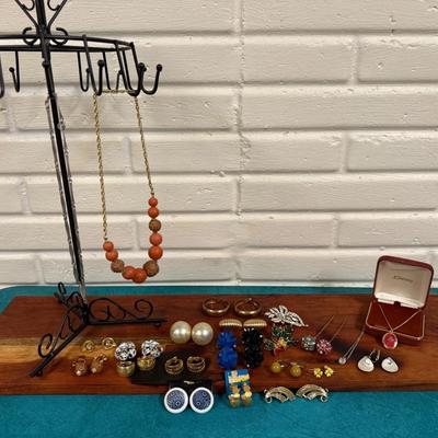 Collection of Vintage Jewelry 
Includes “Van Dell 12k GF” Pieces. Gold-Tone Holly Brooch 