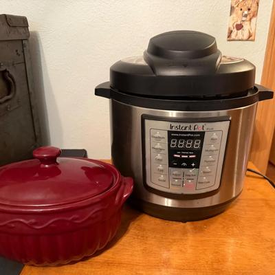 “Like New” Instant Pot 
w/ Ceramic Casserole Dish 