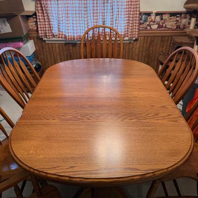 Beautiful Oak Wood Dining Table w/6 Chairs. Expands with 2 Leafs 