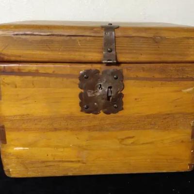 Wood Storage Box with Metal Hinge & Lock Plate (c. 1950s–1970s)