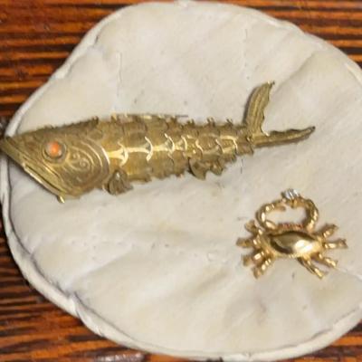 Articulated Chinese-Style Fish Pendant – Gold-Tone Filigree, Opening Mouth (c. 1950s–1970s)