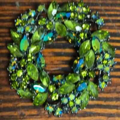 Vintage Green Rhinestone Wreath Brooch – Aurora Borealis Accents (c. 1950s–1970s)