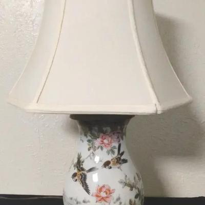 Vintage Porcelain Table Lamp with Birds and Peony Motif – Hand-Painted Oriental Style 