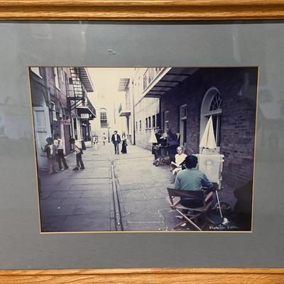 Framed Street Scene Photograph by Stephanie Satter – Artist Portrait Alley, New Orleans (Signed)