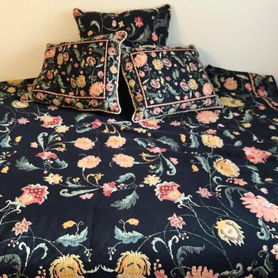 Floral Jacquard Bedspread & Pillow Shams – Black with Pink and Gold Blooms 