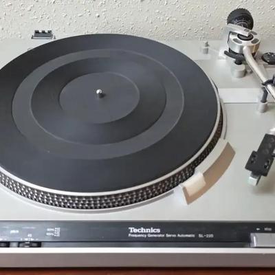 Technics SL-220 Turntable