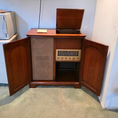1940s Magnificent Magnavox turntable radio cabinet