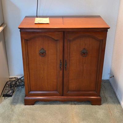 1940s Magnificent Magnavox turntable radio cabinet