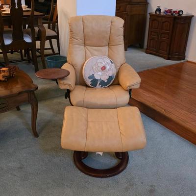 Sale Photo Thumbnail #41: Vintage Ekornes Stressless chair with ottoman