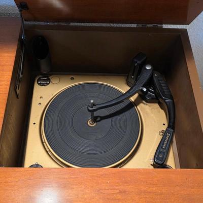 1940s Magnificent Magnavox turntable radio cabinet