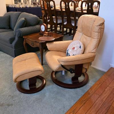 Sale Photo Thumbnail #42: Vintage Ekornes Stressless chair with ottoman