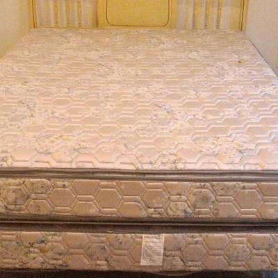 Complete Queen Bed With Blonde Head Board 