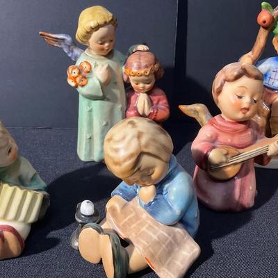 Sitting And Standing Hummels