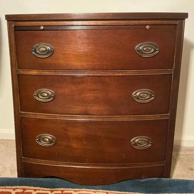 Sanford Hepplewhite Style Chest of Drawers 