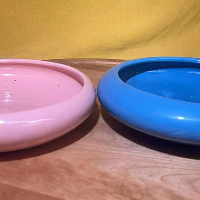 Pair of Frank Moreno USA ceramic decorative bowls in pink and blue