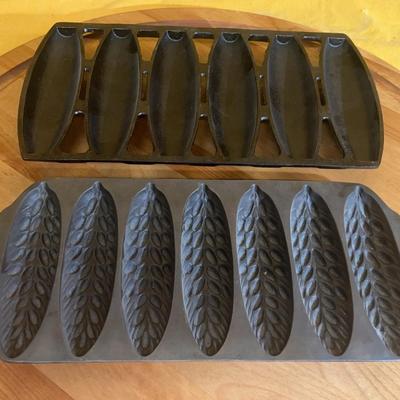 Set of two vintage Griswold cast iron corn bread pans