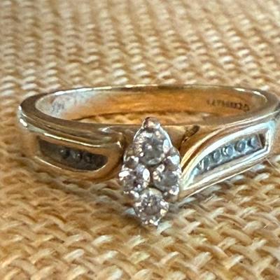 Vintage 14k Gold And Diamond Ring Size 7 - Weight 3.7 Grams
Vintage 14k Gold And Diamond Ring Size 7 - Weight 3.7 Grams