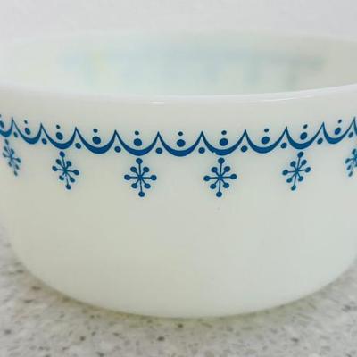 Vintage Pyrex Snowflake Pattern 1.5 QT Casserole Dish
