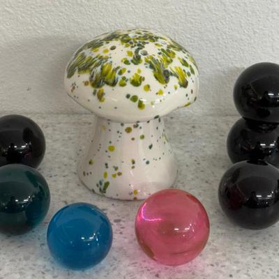 MCM Mushroom Shaker, (7) Assorted Acrylic Balls