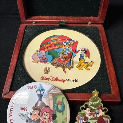 Disney Holiday Pins And Button- 2000 Cast Holiday Celebration Pin Box Set 