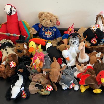 Large Collection of Beanie Babies & Stuffed Animals