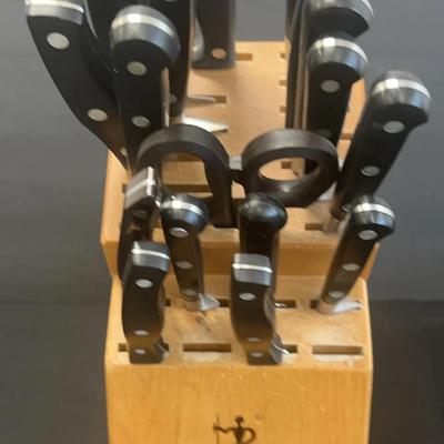 Henckles Knife Set In Block