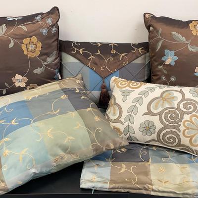 Assortment Of Pillows & Cases