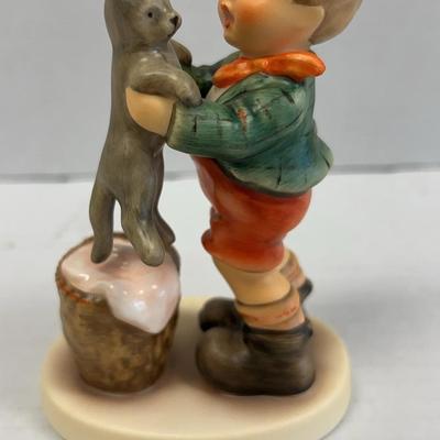 “Kitty Kisses” Hummel