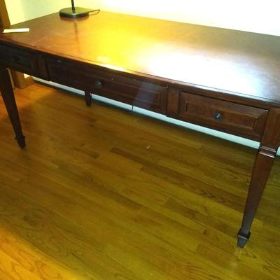 Traditional styled desk