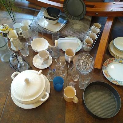 Large lot of kitchen housewares