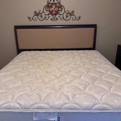King Size Bed With Posturepedic Mattress Headboard 40xx76.5