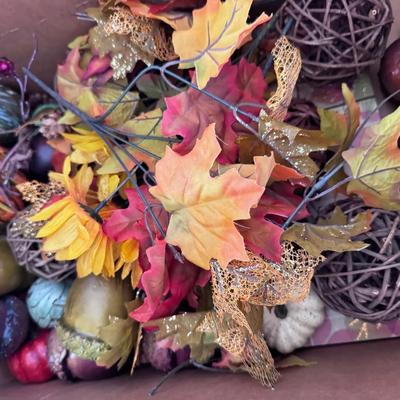 Holiday & Seasonal Décor – Floral Arrangements, Ornaments, & More