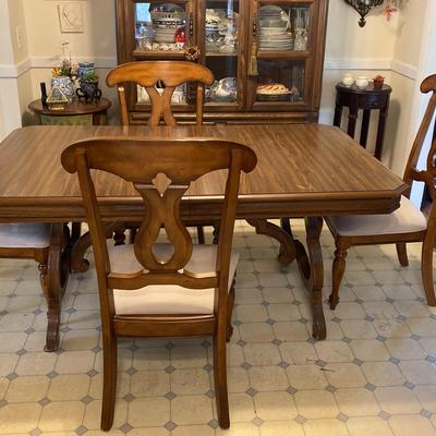 Dining Table and (4) Chairs 