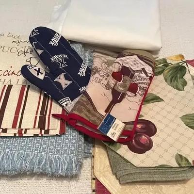 Linens With Homespun Weave Tablecloth And Cafe Curtains 